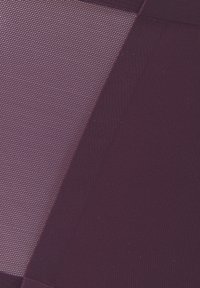 Textuurstof in diep paars met een mix van gladde en gaasachtige vlakken, die een geometrisch patroon en variërende doorzichtigheid over het geheel toont.