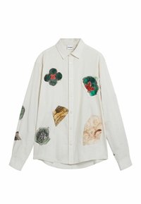 Pikkade varrukatega valge särk, millel on rohelise, punase, pruuni ja musta värvusega erinevad tekstuuriga plaastrid. Esiküljel nööbid ja klassikalise kraega.