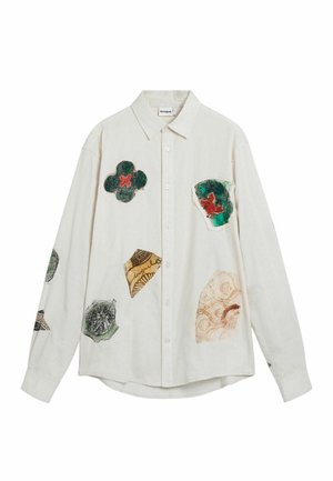 Biela košeľa s dlhými rukávmi, zdobená rôznymi textúrovanými nášivkami v zelenej, červenej, hnedej a čiernej farbe. Zapínanie na gombíky a klasický golier.