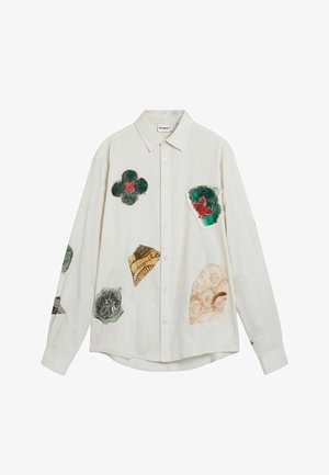 Wit shirt met lange mouwen, voorzien van diverse gestructureerde patches in groen, rood, bruin en zwart. Voorzijde met knopen en een klassieke kraag.