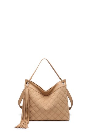 Beige gesteppte Handtasche mit Schulterriemen und langem Fransenanhänger, angebracht nahe der oberen linken Seite.