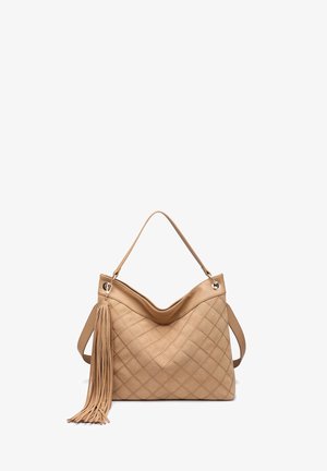Beige gesteppte Handtasche mit Schulterriemen und langem Fransenanhänger, angebracht nahe der oberen linken Seite.