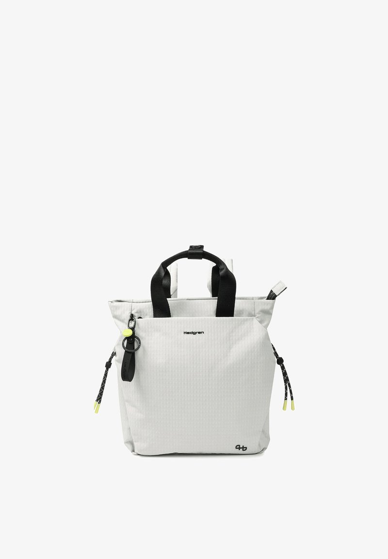Sac fourre-tout Hedgren gris clair avec poignées noires, poche zippée à l'avant, cordons latéraux et petit logo noir près du coin inférieur droit.