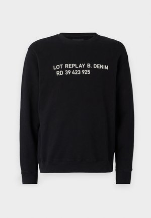 Zwarte sweatshirt met ronde hals, voorzien van witte tekst die "LOT REPLAY B. DENIM RD 39 423 925" over de voorkant leest. Standaard pasvorm.
