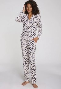 Pikad varrukad öösärkide komplekt, millel on kreemikas alus sinise abstraktse mustriga. Nööpidega ülaosa taskutega, sobivad püksid, pehme tekstuur.