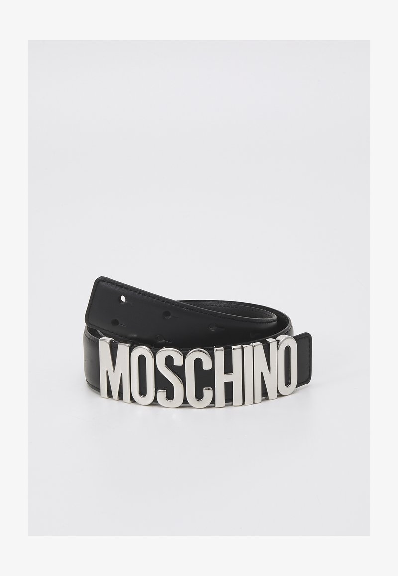 Svart lærbelte med en fremtredende sølv "MOSCHINO" logo spenne. Glatt tekstur med flere justeringshull for tilpasning.