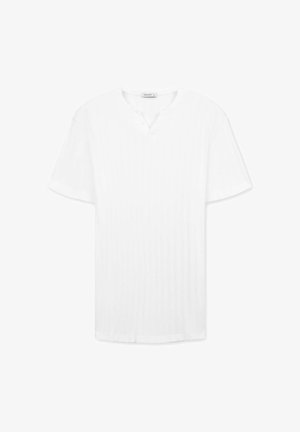 T-shirt blanc à manches courtes avec un col en V et une texture côtelée subtile, présentant un ourlet droit et un design minimaliste.