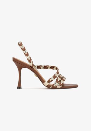 Barna és fémes fonott szandál tűsarkúval, pántos kialakítással és sima, párnázott talpbetéttel.