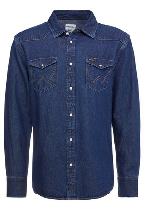 Granatowa denimowa koszula z długimi rękawami, zapinana na zatrzaski, z wraz z modnym kołnierzykiem oraz dwoma kieszeniami na piersi ozdobionymi przeszyciami.