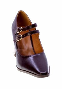 Scarpa con tacco alto in pelle viola, con punta affusolata, caratterizzata da due cinturini sottili e fibbie dorate, che presenta una superficie liscia e un design classico.