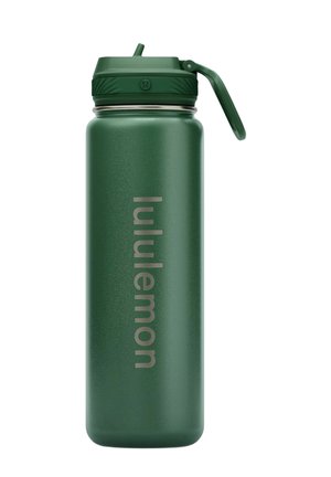 Dunkelgrüne isolierte Wasserflasche mit Klappdeckel und integriertem Strohhalm, mit vertikalem "lululemon"-Logo gebrandet.