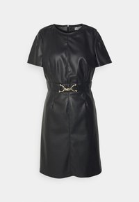 Schwarzes Kunstlederkleid mit kurzen Ärmeln, tailliertem Schnitt und einem Gürtel mit goldfarbener Schnalle. Glatte Textur und knielanges Design.