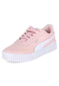 Sneakers Puma z różową syntetyczną cholewką, białą gumową podeszwą z teksturowanym chwytem i okrągłymi sznurówkami. Wytłoczone logo po boku.