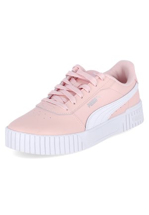 Baskets Puma avec une tige en synthétique rose, semelle en caoutchouc blanc avec une texture antidérapante et lacets ronds. Logo embossé sur le côté.