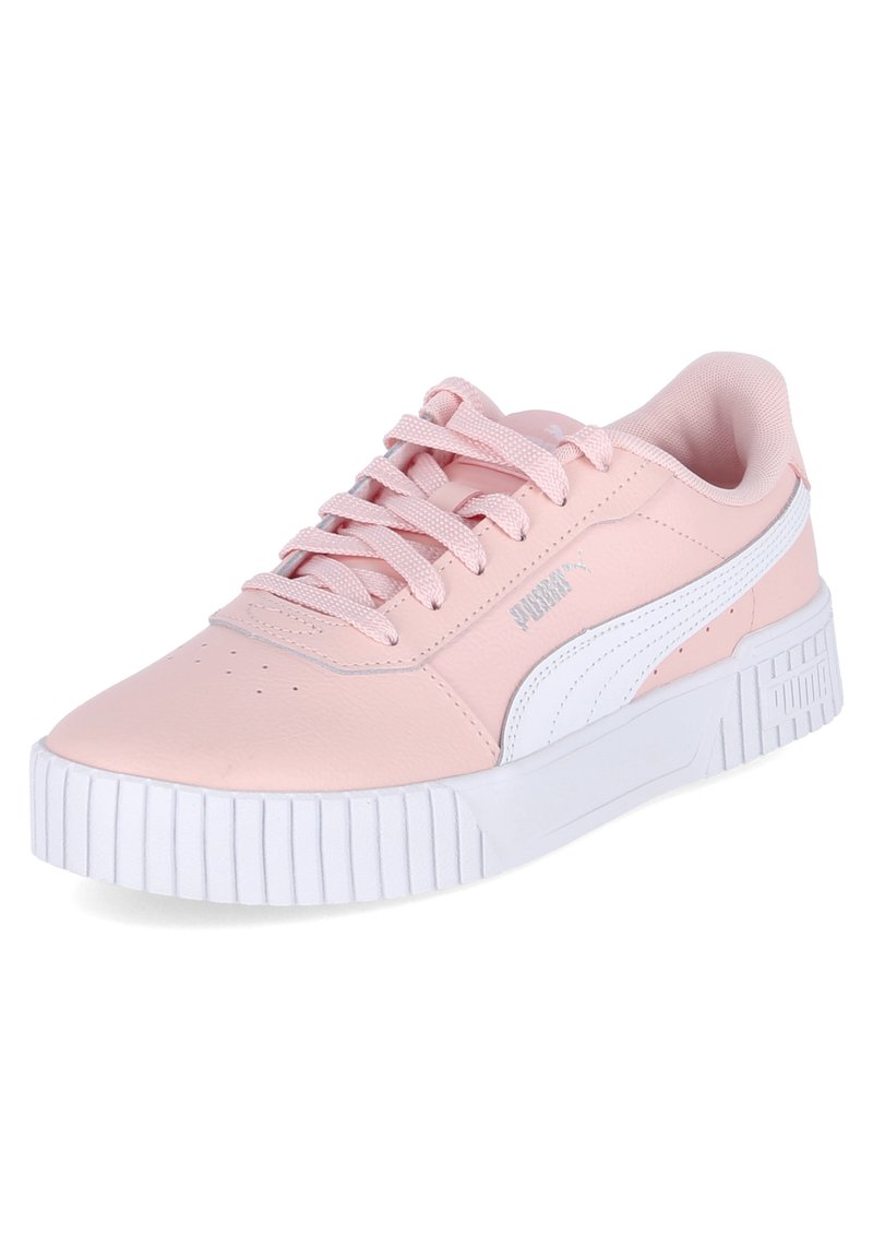 Sneakers Puma z różową syntetyczną cholewką, białą gumową podeszwą z teksturowanym chwytem i okrągłymi sznurówkami. Wytłoczone logo po boku.