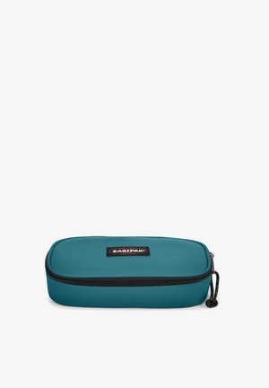 Astuccio color teal a forma rettangolare, realizzato in tessuto resistente; presenta una cerniera nera e una patch con marchio sulla parte superiore.