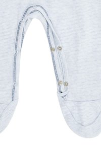 Helles blaues Baby-Overall mit Druckknöpfen am Boden. Weicher Stoff und runde Fußform. Dunkelblaue Nähte.