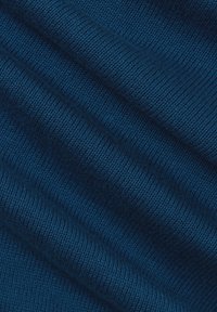 Dunkelblauer Stoff mit einer strukturierten Strickmusterung, sichtbaren Rippungen, glatter Oberfläche und weichem Aussehen. Eignet sich für Kleidung oder Accessoires.