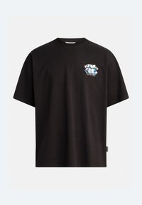 Schwarzes Baumwoll-T-Shirt mit rundem Halsausschnitt, lockerer Passform, mit einem bunten Grafikdesign auf der linken Brust und einem kleinen Etikett an der Seite.