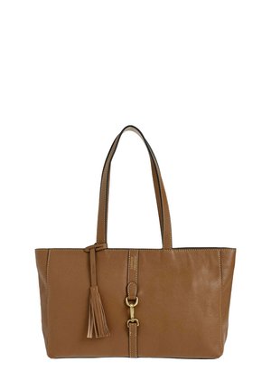 Sac fourre-tout en cuir marron avec deux longues anses, un accent en pampille et des finitions en or. Présente une forme structurée et des détails de couture visibles.