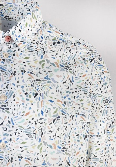 Camicia con motivo floreale in tessuto leggero. Presenta uno sfondo bianco con forme astratte multicolori e due bottoni al colletto.