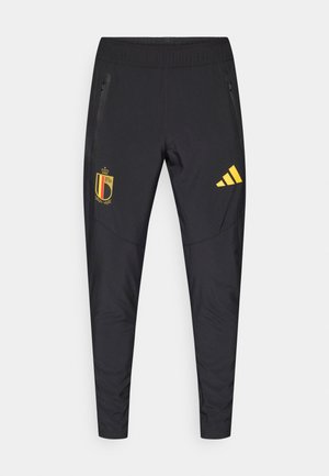 Pantaloni sportivi neri con tasche con zip, caratterizzati da un emblema giallo del Belgio e dal logo Adidas giallo sulla gamba sinistra. Texture liscia.