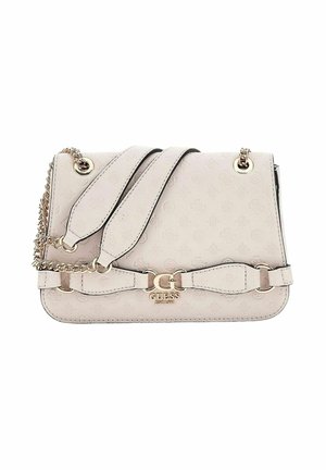 Borsa a mano in ecopelle rosa chiaro con logo in rilievo, accessori in oro, tracolla a catena e chiusura a pattina. Presenta un design decorativo a cintura.