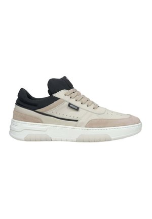 Beżowe sneakersy z czarnym piętą i strefą sznurowania, wykonane z zamszu i skóry, z perforowanym wzorem po bokach, teksturowaną białą podeszwą.