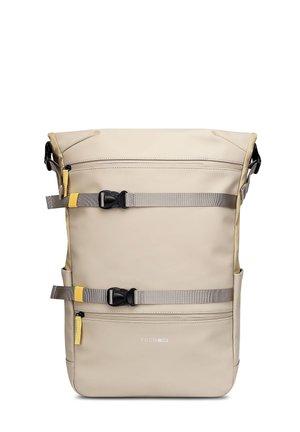 Beiger Rolltop-Rucksack aus wasserdichtem Material, mit grauen Tragegurten, gelben Akzenten und einer vorderen Reißverschlusstasche. Verstellbare Schnallen an den Seiten.