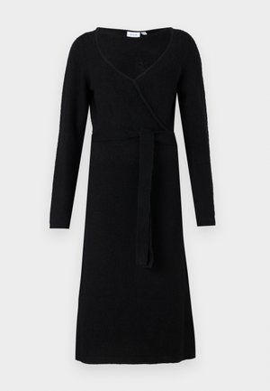 Schwarzes langärmliges Wickelkleid mit V-Ausschnitt und Stoffgürtel, der an der Taille gebunden ist, auf einem weißen Hintergrund präsentiert.