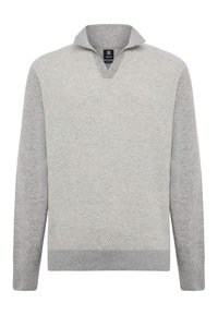 Pullover grigio chiaro con un motivo a maglia testurizzato, scollatura a V e maniche lunghe. Polsini e orlo a coste con una finitura liscia sul colletto.
