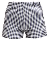 Shorts de cuadros en azul marino y blanco con pliegues en la parte delantera, confeccionados con un tejido ligero y con un corte entallado.