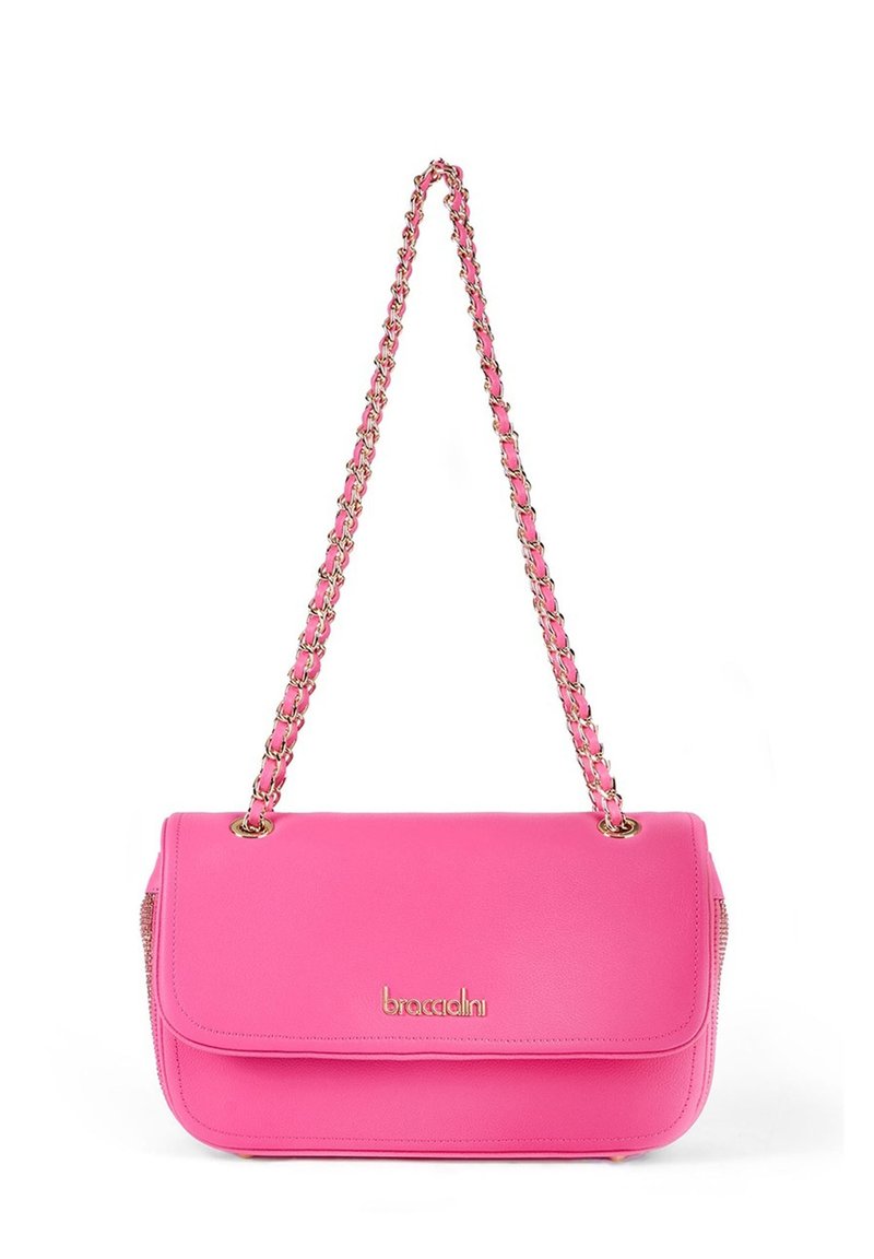 Borsa in pelle rosa con tracolla di catena dorata, forma rettangolare, texture liscia e logo di marca sul fronte.