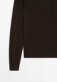 Brauner Strickpullover mit langen Ärmeln, einem runden Halsausschnitt und drei Knopfakzenten an der Knopfleiste. Sanfte Textur mit einem schmalen Saum.