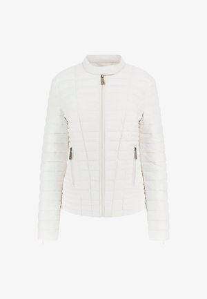 Veste rembourrée blanche avec un col haut, fermeture éclair à l'avant et deux poches zippées sur les côtés. Comprend un matelassage horizontal et des poignets élastiques.