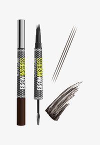 Stylo Maybelline Brow Ink à double embout avec embout applicateur à quatre branches et brosse goupillon, montrant des traits de sourcils fins et larges brun.