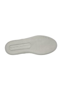 Sole della scarpa Skechers, caratterizzata da un motivo testurizzato, di colore grigio chiaro predominante, con la scritta "SKECHERS DESIGNED IN LOS ANGELES" impressa.