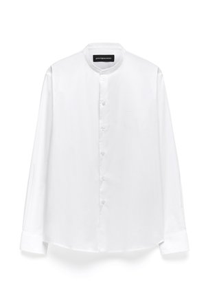 Witte lange mouwen blouse met een Chinese kraag, knoopsluiting aan de voorkant en een gladde textuur. Beschikt over een rechte zoom en manchetten met één knoop.