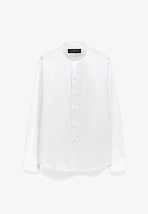 Camicia bianca a maniche lunghe con colletto alla cinese, apertura con bottoni e texture liscia. Presenta un orlo dritto e polsi con un bottone.