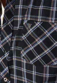 Navy karierter Hemd mit weißen, blauen und roten Streifen. Beinhaltet eine Brusttasche mit den in Weiß gestickten Initialen "JV".