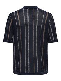 Polo en maille bleu marine à manches courtes avec des rayures verticales beige et gris clair, vu de dos.
