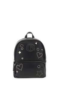 Svart ryggsäck med framficka, dekorerad med metallnitar som formar hjärtan, stjärnor, geometriska former och ett cirkulärt mönster av nitar.