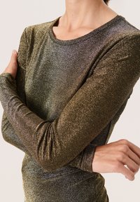 Maglietta a maniche lunghe con scollo rotondo, caratterizzata da una sfumatura di verde metallico e scintille dorate, vestibilità aderente, texture liscia.