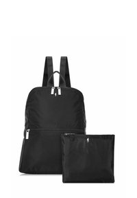 Czarny plecak z nylonu z dwiema regulowanymi szelkami, zamknięciem głównym na zamek oraz mniejszą kieszonką na zamek. Gładka tekstura, minimalistyczny design.
