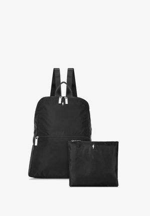 Czarny plecak z nylonu z dwiema regulowanymi szelkami, zamknięciem głównym na zamek oraz mniejszą kieszonką na zamek. Gładka tekstura, minimalistyczny design.