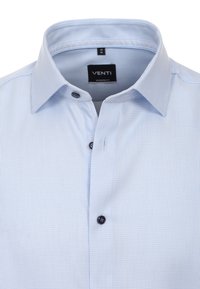 Lichtblauw overhemd met knopen en een klein geruit patroon, moderne pasvorm en een klassieke kraag. Het heeft een zwarte knop en een interne label.
