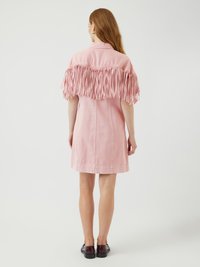 Abito in denim rosa con dettaglio frangiato sul retro, maniche corte e silhouette strutturata con orlo al di sopra del ginocchio.