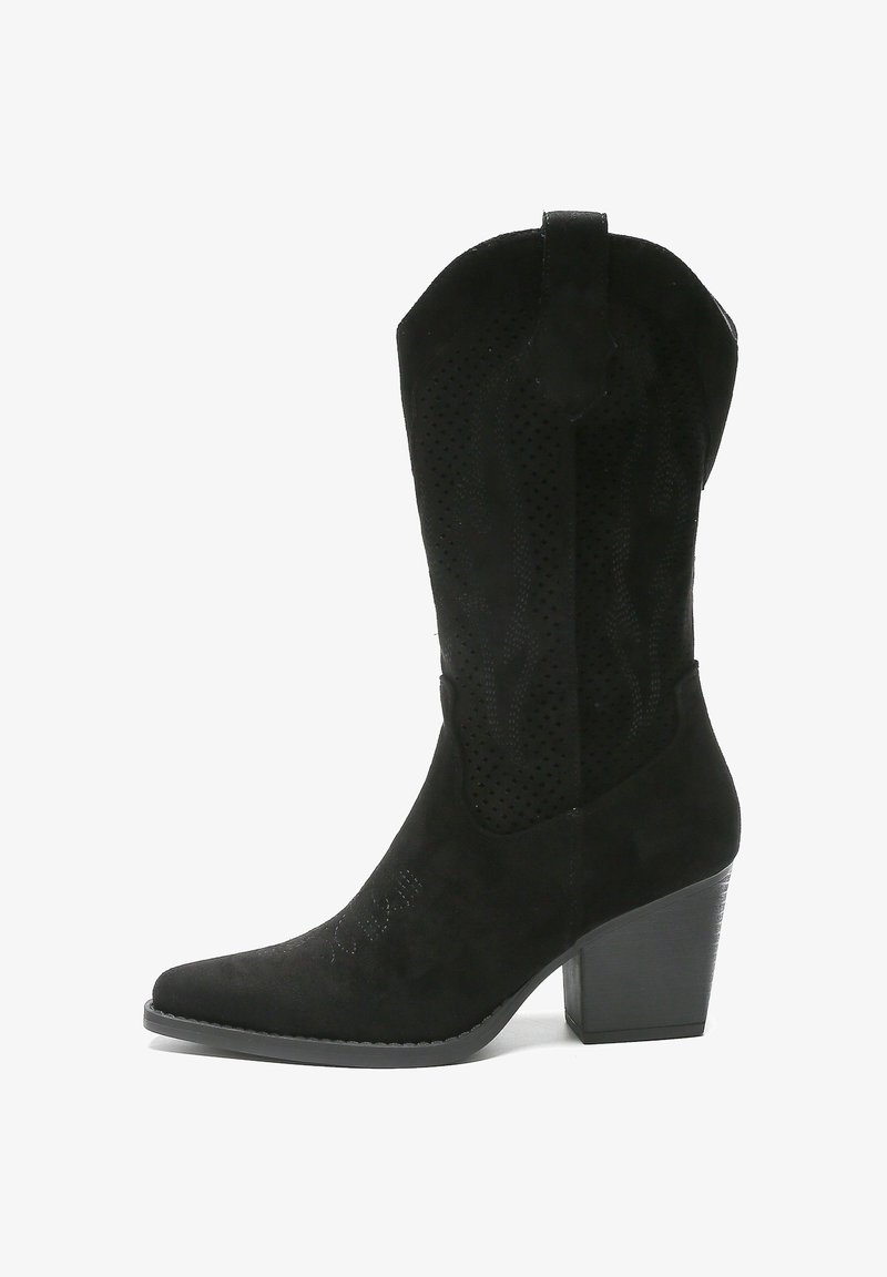 Bota vaquera de ante negra con punta afilada, detalles perforados y tacón cuadrado. Presenta un sutil bordado en la parte superior.