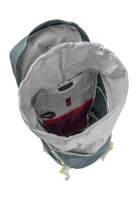 Zaino con interno grigio ed esterno verde. Le caratteristiche includono spallacci regolabili, una tasca con zip rossa e scomparti multipli per l'organizzazione.