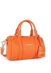 Borsa a mano in pelle arancione con finitura testurizzata, manici doppi, tracolla regolabile, hardware color oro e dettaglio del logo sulla parte anteriore.